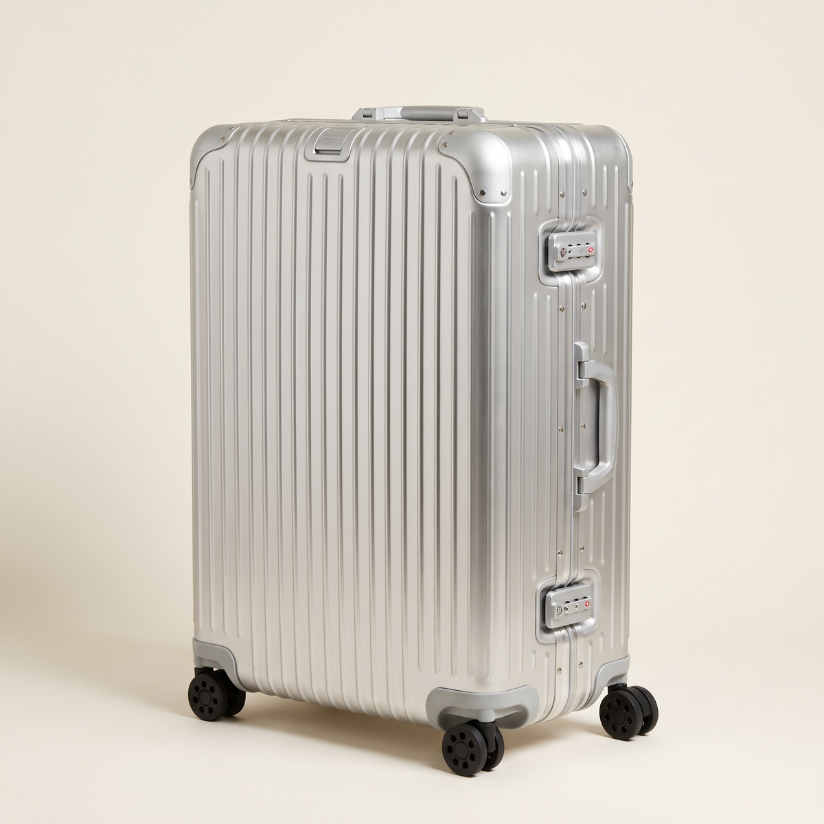 Brushed aluminium ribbed trunk suitcase