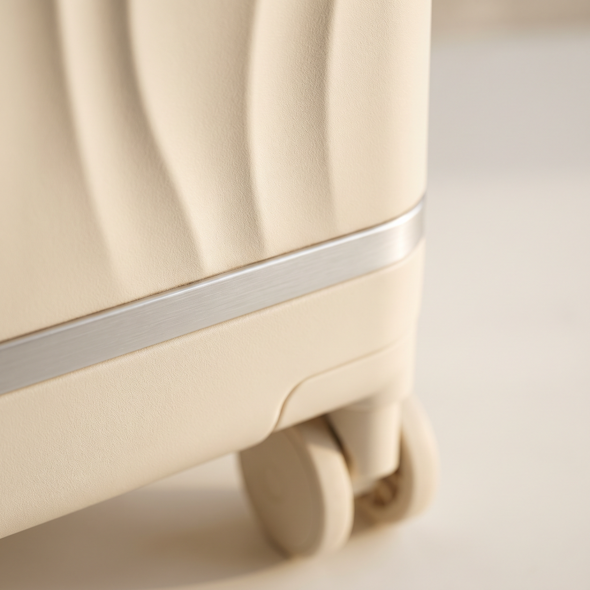 Detail of the wave-ribbed cream shell and silver band